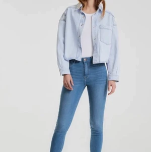 Gina tricot  - Molly jeans från Gina tricot, knappt använda säljs för att de inte kommer till användning. Storlek M.