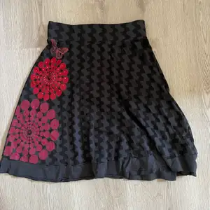 söt kjol med tryck och mönster! Köparen står för frakt💘