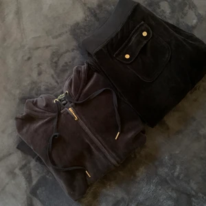 Juicy couture SET - Svart det ifrån juicy couture. .......BYXOR-MEDIUM ->400kr och KOFTA-SMALL->250kr