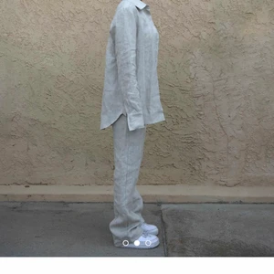 A-dsgn linen pants  - De två första bilderna är från A-dsgns hemsida! Funderar på att sälja mina linnebyxor från Adsgn då de var lite för långa på mig och orkar inte sy upp, de är endast testade och lappen är kvar. Skriv privat för fler bilder💕 Buda eller köp direkt för 1200💕