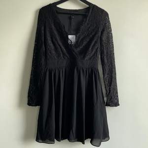 En svart spetsklänning från Wilma Holmqvists märke Hickap! Aldrig använd då den är för liten för mig. Det finns en dragkedja på höger sida 