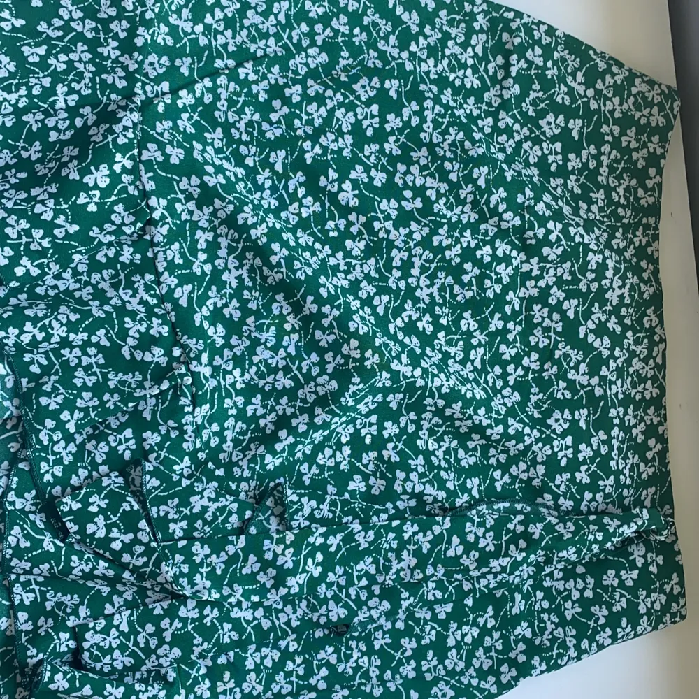 En fin grön blommig kjol från SHEIN med en ziplås. Helt oanvänd. . Kjolar.