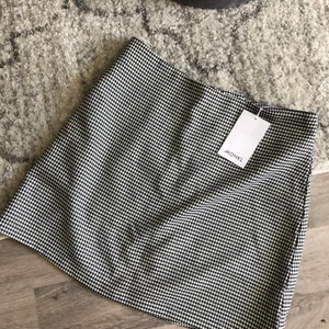 Kjol - Jättefin kjol som tyvärr aldrig kommit till användning, prislapp kvar köpt för 200kr! Gratis frakt🤎