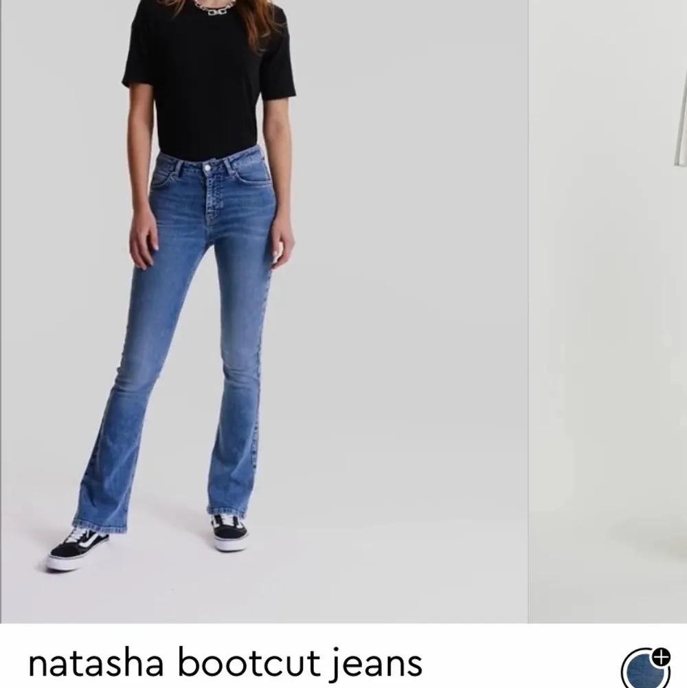 Blåa utsvängda jeans från ginatricot. Köpta för 499 kr, säljer för 200 kr. Jeans & Byxor.