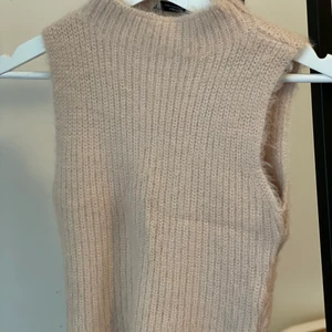 Knitted vest - En stickad ljusrosa/beige väst/pullover från Zara. Aldrig använd - perfekt skick. Tajt i passformen