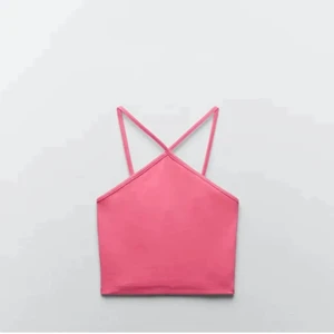 Topp - Oanvänd med prislapp kvar! Storlek M men otroligt liten i storleken skulle säga att den är mer XS/S. Kan skicka fler bilder i pm💕