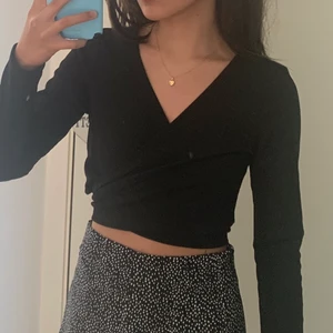 Topp - Fin svart topp som går att knytas på olika sätt. Nyskick. Stl S men sitter som XS. Budgivning vid fler intresserade 