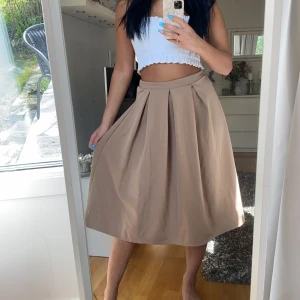 kjol - aldrig använd. vet ej vwd strl motsvarar men passar s/m. stretchigt band i midjan. kan fraktas 