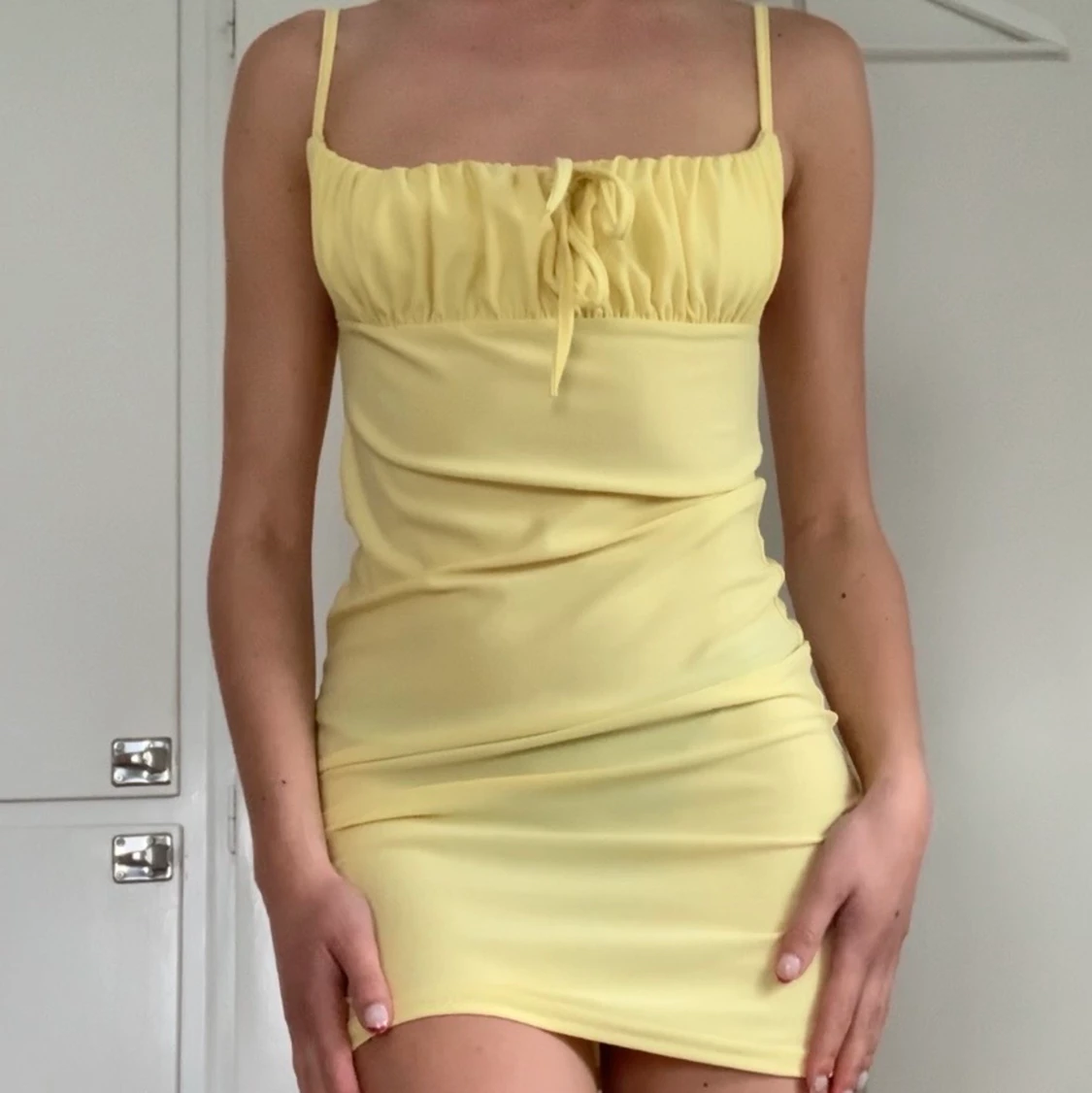 Kort gul klänning strl 34 - 91