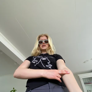 Svart T-shirt - Svart T-shirt med ansiken🖤 Fint skick🦋✨