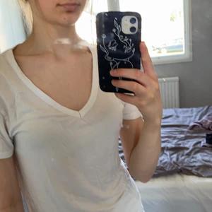 Atmosphere vit t shirt - Vit v ringad t shirt från atmosphere i storlek 34 men passar mindre och är stretchig så passar mkt större också ❤️