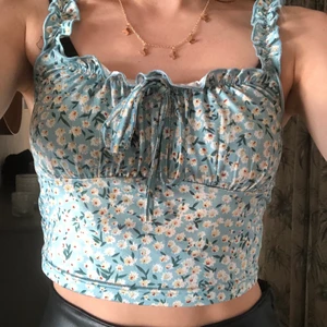 Sommar top  - En jätte skön turkos sommar top med blommönster på 