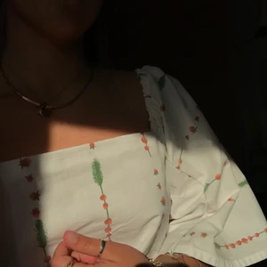 Somrig blus  - En superfin ballongärms-blus sydd av mig av återvunnet material🌱🌱 Helt unik och såååå fin både i mäster och passform, perfekt till midsommar🌸🌺🌼 Kan måde mötas upp och posta💌 skriv om ni undrar något eller vill ha fler bilder 