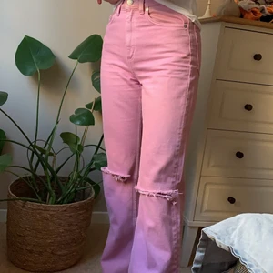 Rosa weekday jeans  - Rosa jeans med egna hål i knäna från weekday. De är i storlek 24, dvs xs vilket är en eller två storlekar för litet för mig. Men sjukt snygga och de passar då de är lite hourglass