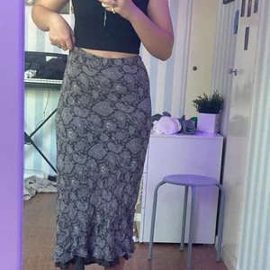 Mörk grå maxi Kjol  - Lång mörkgrå kjol, storlek 46/48. Den är lite stor i midjan men går att sy in. Måtten på bilden är inte exakta + att kjolen är stretchig. Kontakta för mer info (frakt ingår)