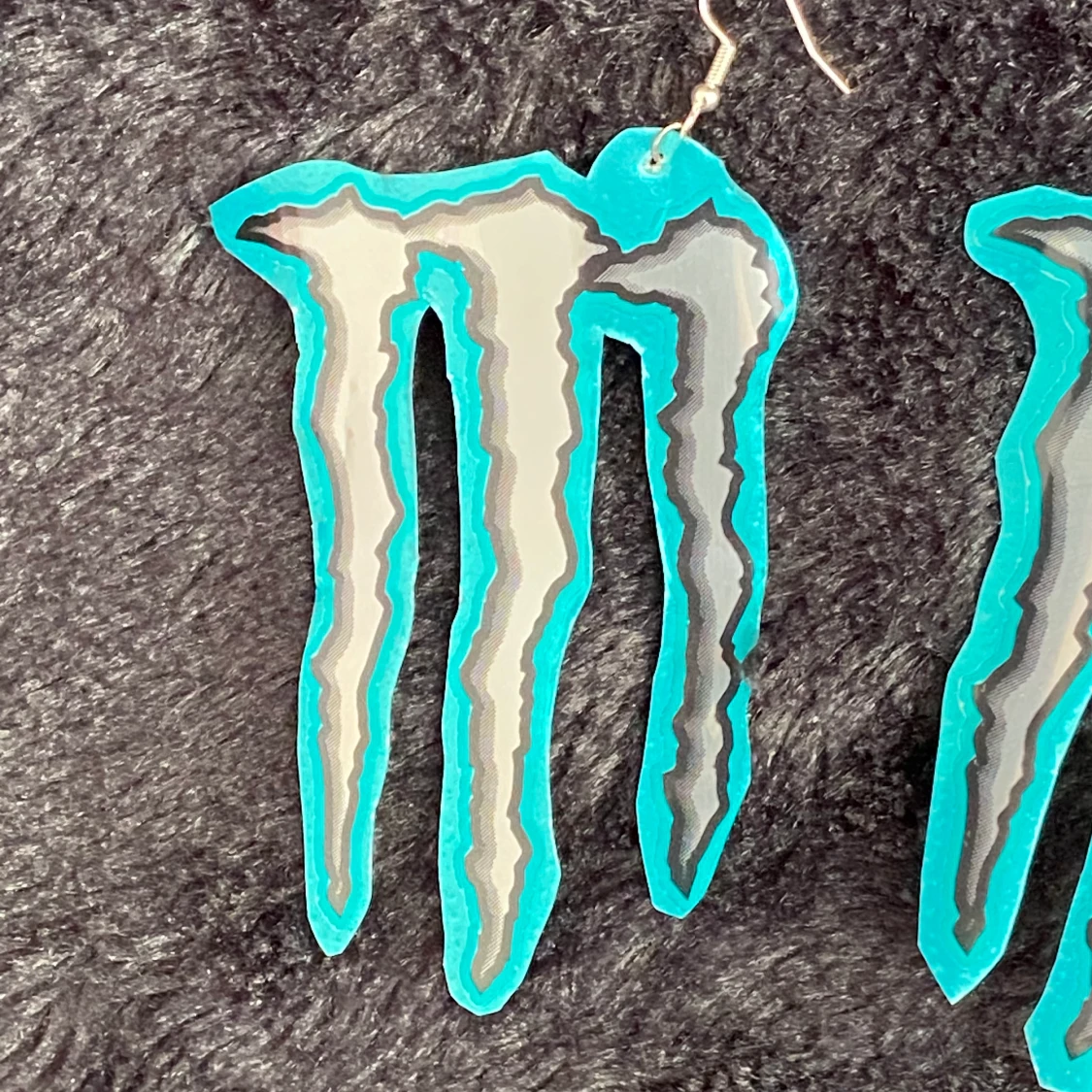 Jumbo statementörhängen med Monster-logga - 91