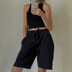 Mjukisshorts - Trendiga mjukisshorts! Mjuka på insidan. Det är en S men jag är XS och kan ha dom för man kan dra åt i midjan. Jag är 167cm🤍 Linnet går att köpa till för 150 kr! 