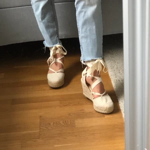Söta klackar - Bekväma skor med en liten klack på som man knyter runt fötterna.