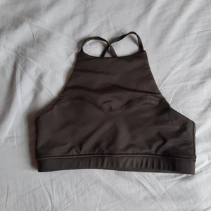 Sporttop strl  - Märkt som M men sitter som S. Kommer från Nelly. 