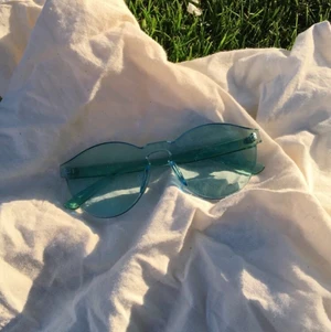 Solglasögon - Supercoola solglasögon till salu! Jag kommer inte ihåg var dessa glasögon är köpta, därför vet jag inte om det är något speciellt märke. Budgivning startar på 50kr! Pris går att diskutera. 