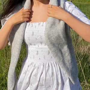 Blommig sommarklänning  - Supergullig klänning jag köpte från na-kd förra året som jag säljer då jag har flera liknande. Köparen står för frakt. 🤍 