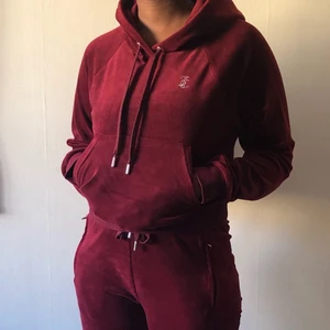 Juicy couture tracksuit  - Juicy tracksuit köpt i julas för 2000 kr på Urban outfitters. Mycket fint skick och alla paljetterna/ stenarna sitter kvar på ryggen och på baken. Storleken är small men kan nog passa en medium också. 
