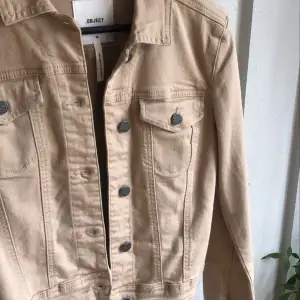 Beige jeansjacka, nyskick. (köpare står för frakt) 