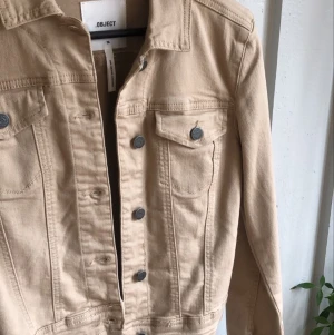 Beige Jeansjacka,  nypris 599kr - Beige jeansjacka, nyskick. (köpare står för frakt) 