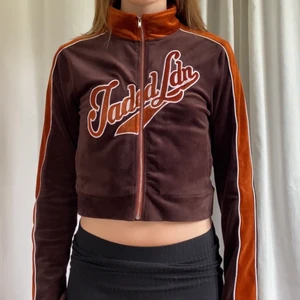 Brun Jaded London velour zip-up - Säljer denna balla zip-upen pga använder den inte lika mycket som jag tänkt mig. Använd runt 5 gånger, nyskick, super mjuk! Denna är lite liten i storleken. Jag har vanligtvis S/36 i toppar och den passar mig perfekt, tror dock att den kan passa vem som helst mellan XS-L beroende på hur man vill att den ska sitta. Nypris 750kr.