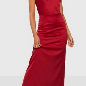 Röd Balklänning - Röd balklänning från Nelly. Helt oanvänd med alla lappar kvar.