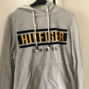 Hilfiger hoodie - Säljer denna fina gråa hoodien ifrån hilfiger, använd fåtal gånger