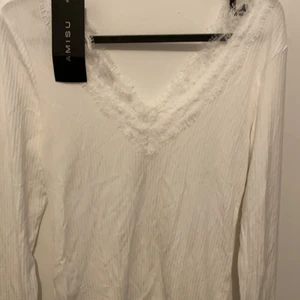 Tröja/topp - En vit tröja/topp med spetts. Den är helt ny. Aldrig använt. Säljer pga att jag inte har någon användning av den. 