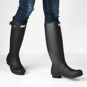 Stövlar - Äkta Hunters! har använt mina 3-5 gng. Säljer pga att de inte passar mig längre. Skriv vid intresse så diskuterar vi priset!