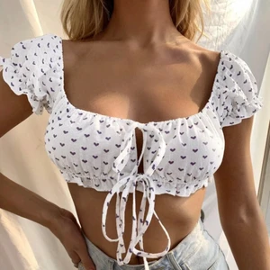 Topp med hjärtan  - Super söt topp med hjärtan från shein i st M, aldrig använd då den var för liten för mig