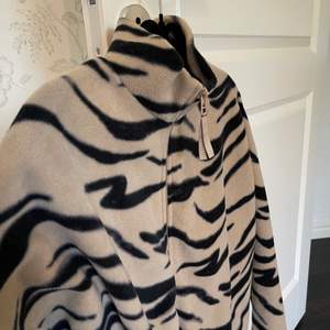 En tröja i fleece material från Gina tricot med dragkedja. Den är oanvänd och i bra skick! Storlek M💞