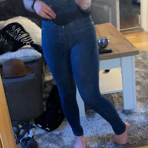 jeans - säljer mina mörkblåa högmidjade jeans från gina tricot eftersom de inte kommer till användning. bra längd på mig som är 160 lång, köparen står för frakten<3