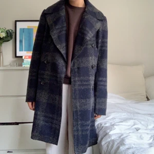 Höstkappa  - Mysig mörkblå höstkappa i polyester och ull från H&M. Medellång, mycket gott skick!! 🤎🤎