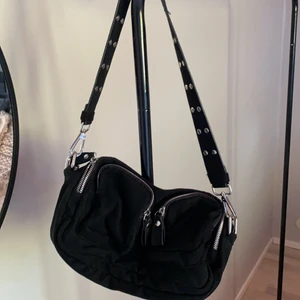 Populära conniebagen✨ - Hejsan! Säljer nu denna fina connie bagen från Gina tricot som är i princip helt oanvänd. Väskan finns inte längre att köpa hos butik så passa på att göra just denna din! Nypris är 349 kr men jag säljer den för 150kr! Rena kapet!✨