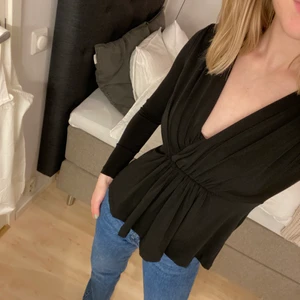 Tröja  - Jättefin tröja i bra skick då den endast är använd 1 gång. Formar kroppen väldigt fint men den kommer tyvärr inte till användning för mig. Tröjan är ifrån bubblerom. Storlek xs