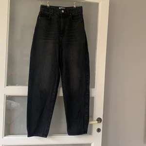 Mom jeans  - Jeans från H&M med hög midja. Storlek 34. Lite croppade. 