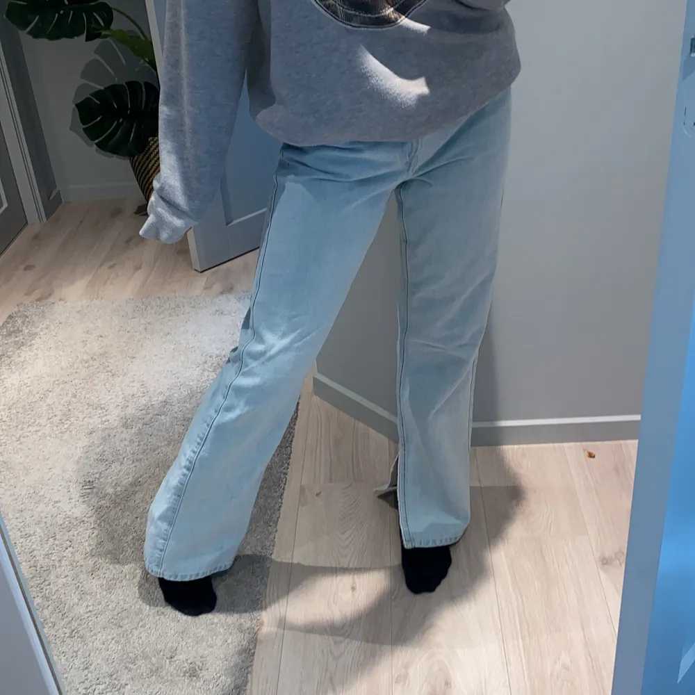 Säljer dessa snygga raka jeans med slits från weekday!💕 säljer pga av att dem är lite för stora för mig och då har dem inte kommit till användning så mycket bra skick! Modellen rowe, storlek 27🌟. Farkut & Housut.