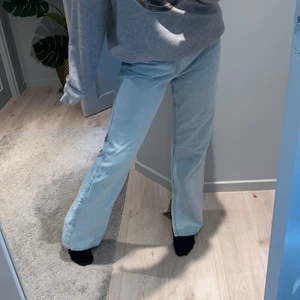 Ljusa raka jeans med slits - Säljer dessa snygga raka jeans med slits från weekday!💕 säljer pga av att dem är lite för stora för mig och då har dem inte kommit till användning så mycket bra skick! Modellen rowe, storlek 27🌟