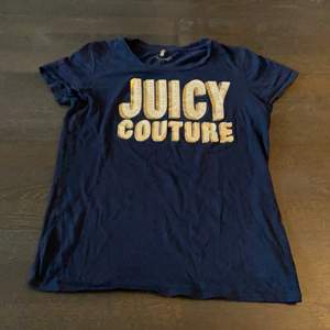 Mörkblå T-shirt från Juicy Couture med guldglittrigt tryck. Stl S. Bra skick!