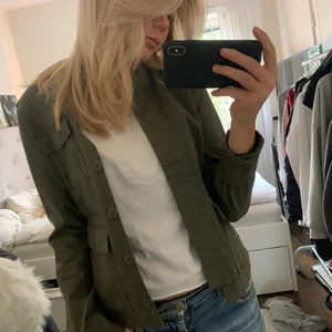 Grön höstjacka  - Svinsnygg grön höstjacka från hm, jättefin passform och i nyskick