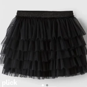 Zara volangkjol - Volangkjol från Zaras barnavdelning som tyvärr inte kommer till användning, knappt använd och i toppskick💗 Köpare står för frakt!🌟