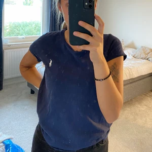 Ralph Lauren t-shirt  - En ralph lauren t-shirt i mörkblå. Den är knappt använd. Storlek S