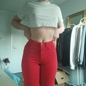 Röda jeans från Lindex i storlek 34 - Dessa jeans är använda 2 gånger och är i jättefint skick men jag använder dom inte så ofta så jag tänker att dom ska få komma till någon som använder dom mer! Har ni några fler frågor eller är intresserad så hör av er!💕