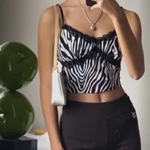 Zebra topp - Super söt zebra topp köpt på shein för ett tag sen, men det har inte kommit till användning så därför säljer jag. Ser helt nytt ut och har inga defekter alls! 
