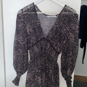 Klänning - Helt ny, inga defekter!