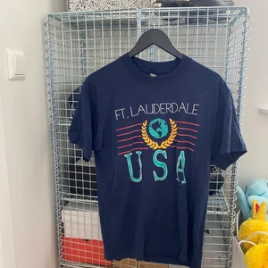 VINTAGE T-SHIRT - Mörkblå vintage t-shirt i storlek L. Oversized fit.